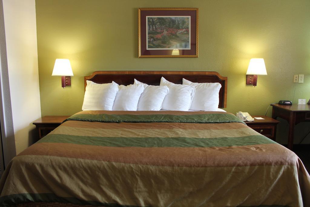 Rodeway Inn & Suites Nashville Room photo