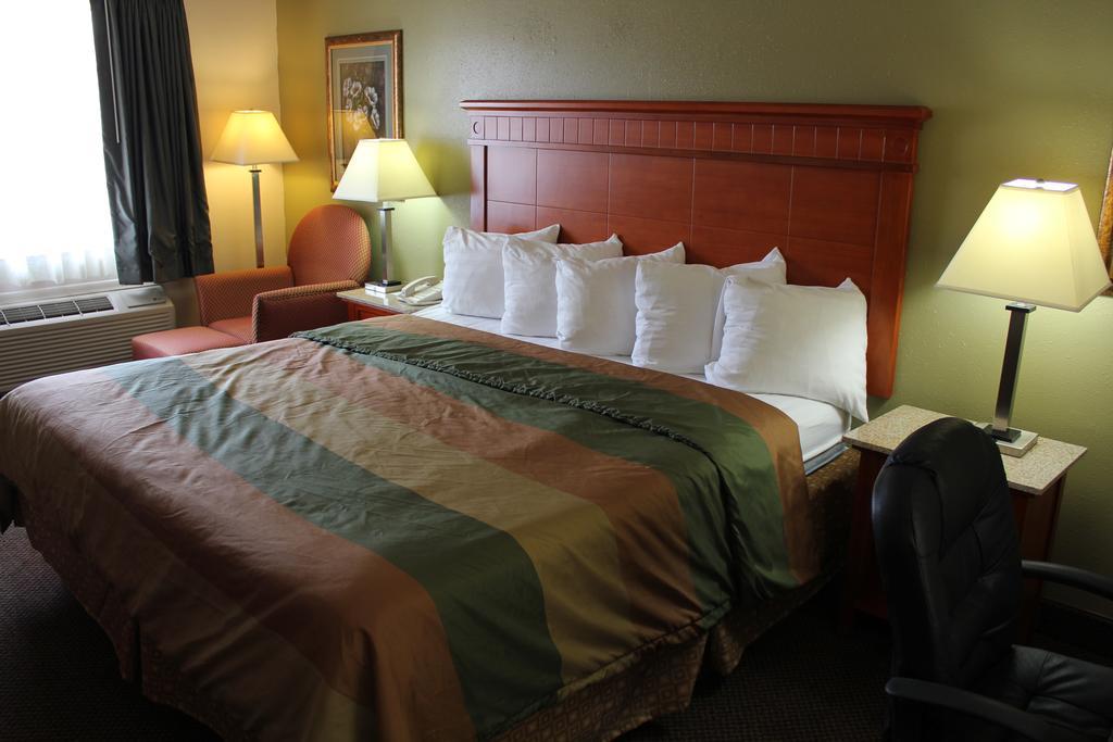 Rodeway Inn & Suites Nashville Room photo