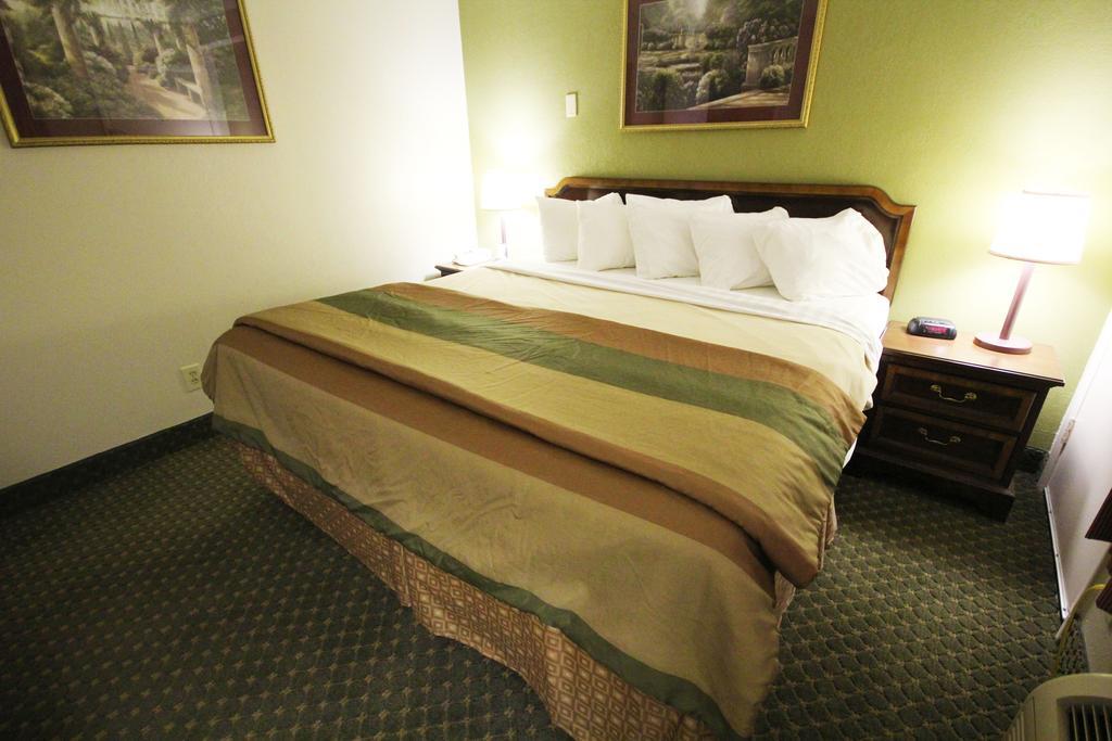 Rodeway Inn & Suites Nashville Exterior photo